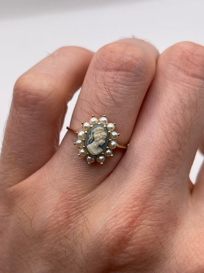 9ct gold Wedgwood cameo and pearl ring
