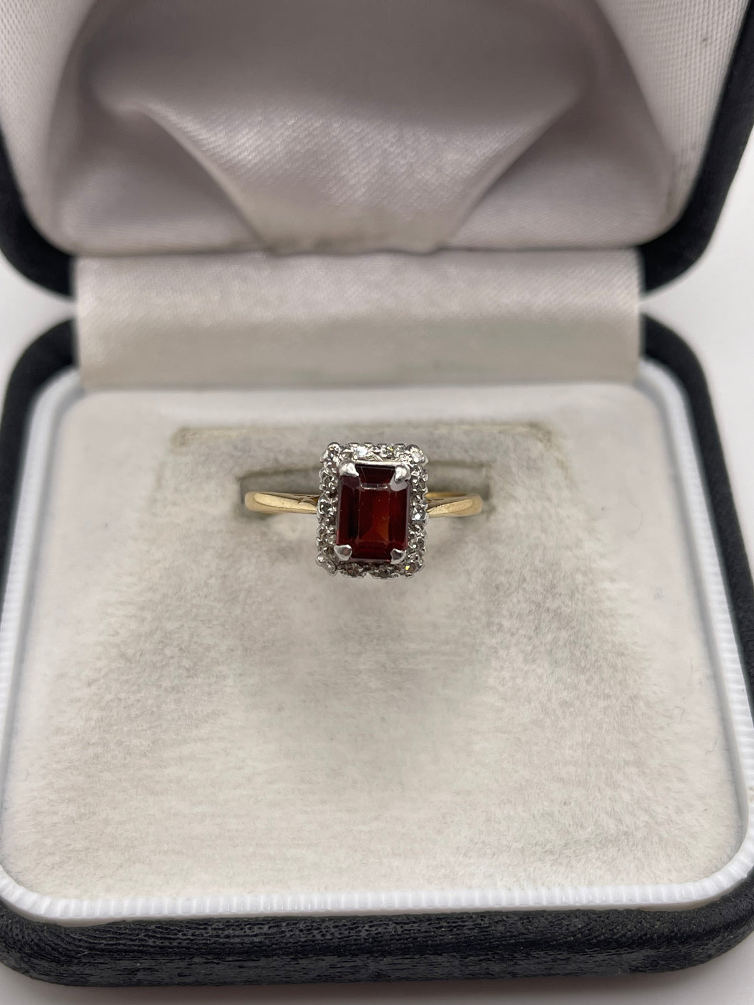 18ct gold garnet and diamond ring