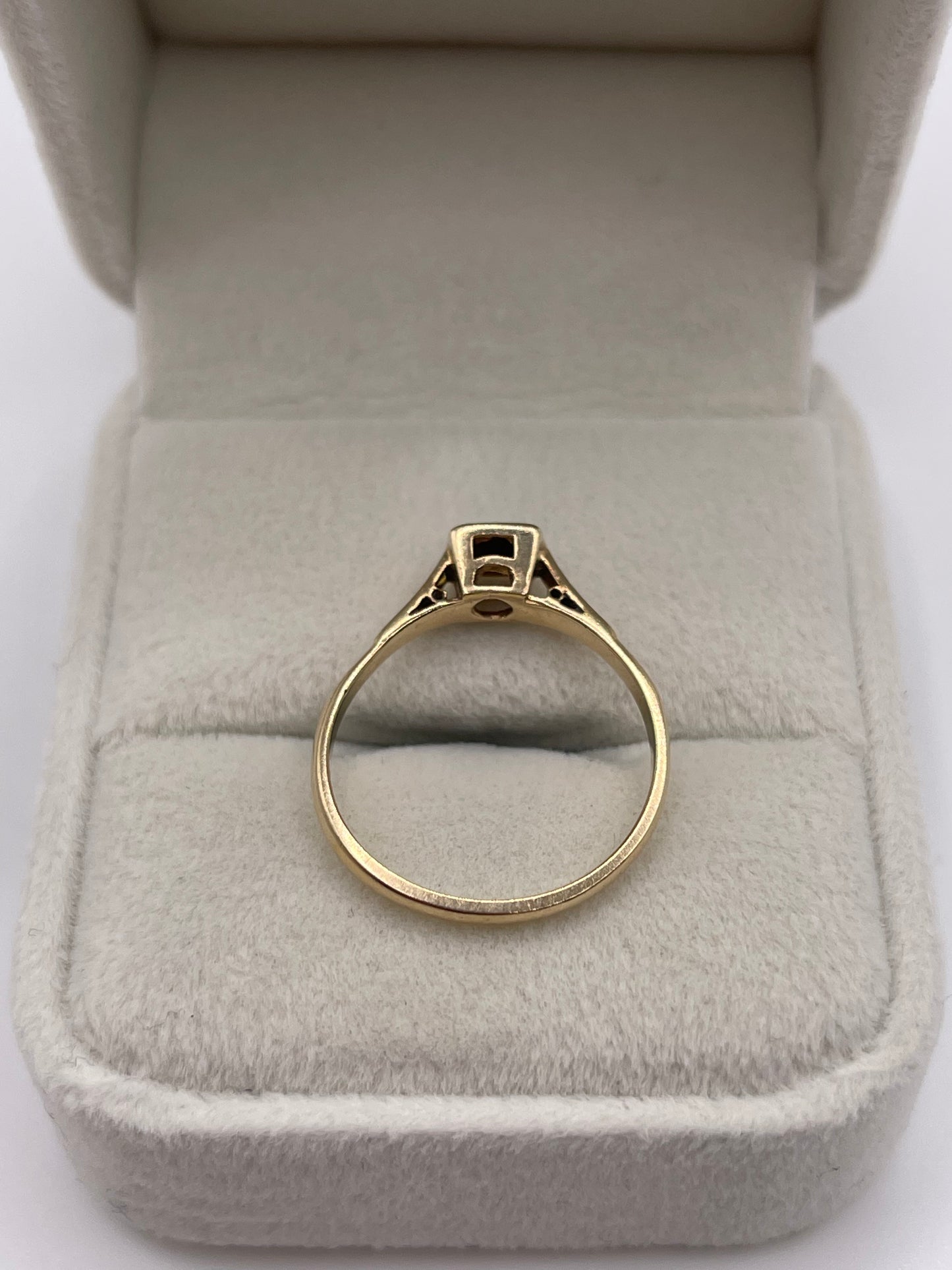 9ct gold garnet ring