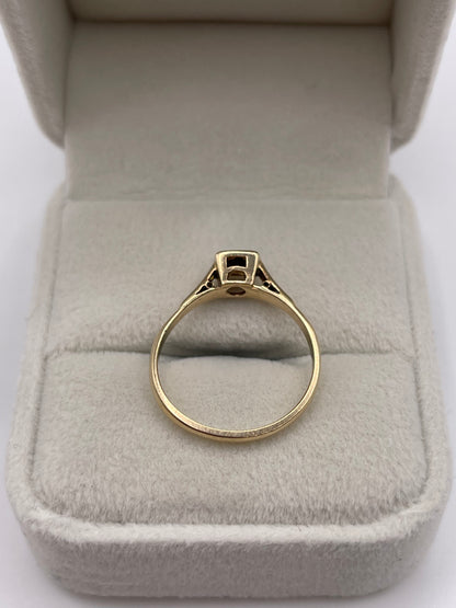 9ct gold garnet ring