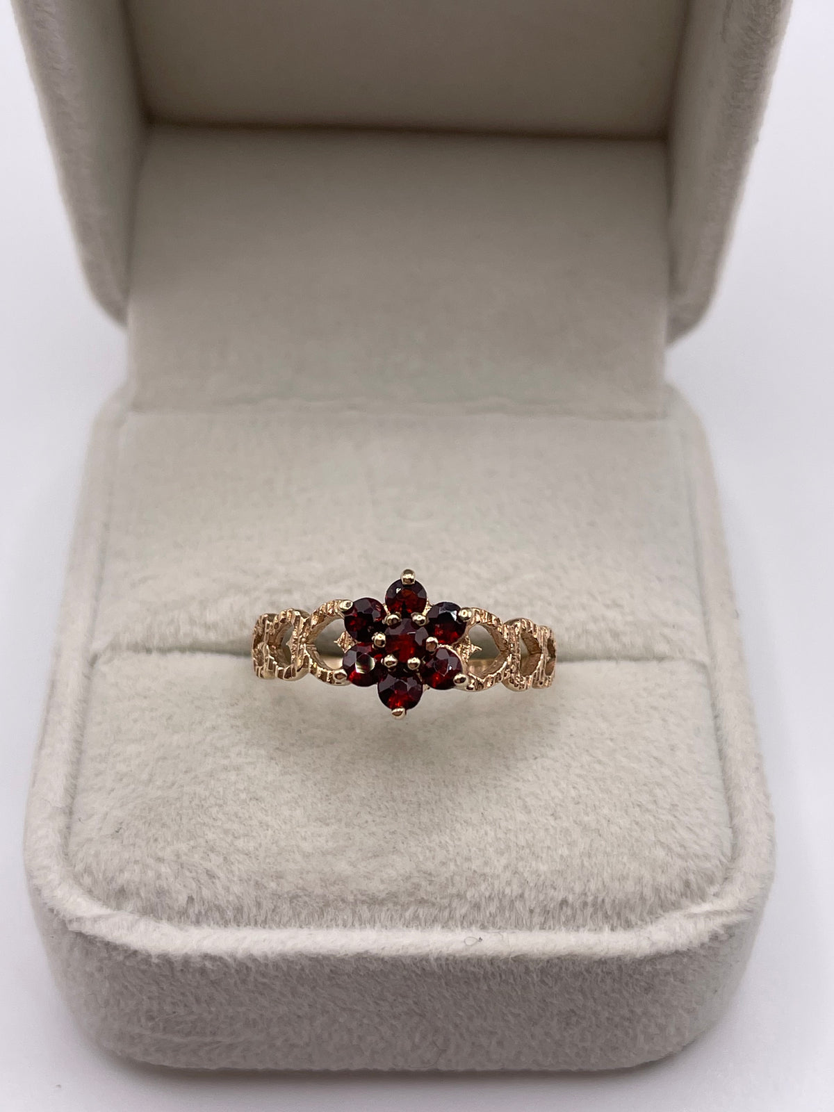 9ct gold garnet ring