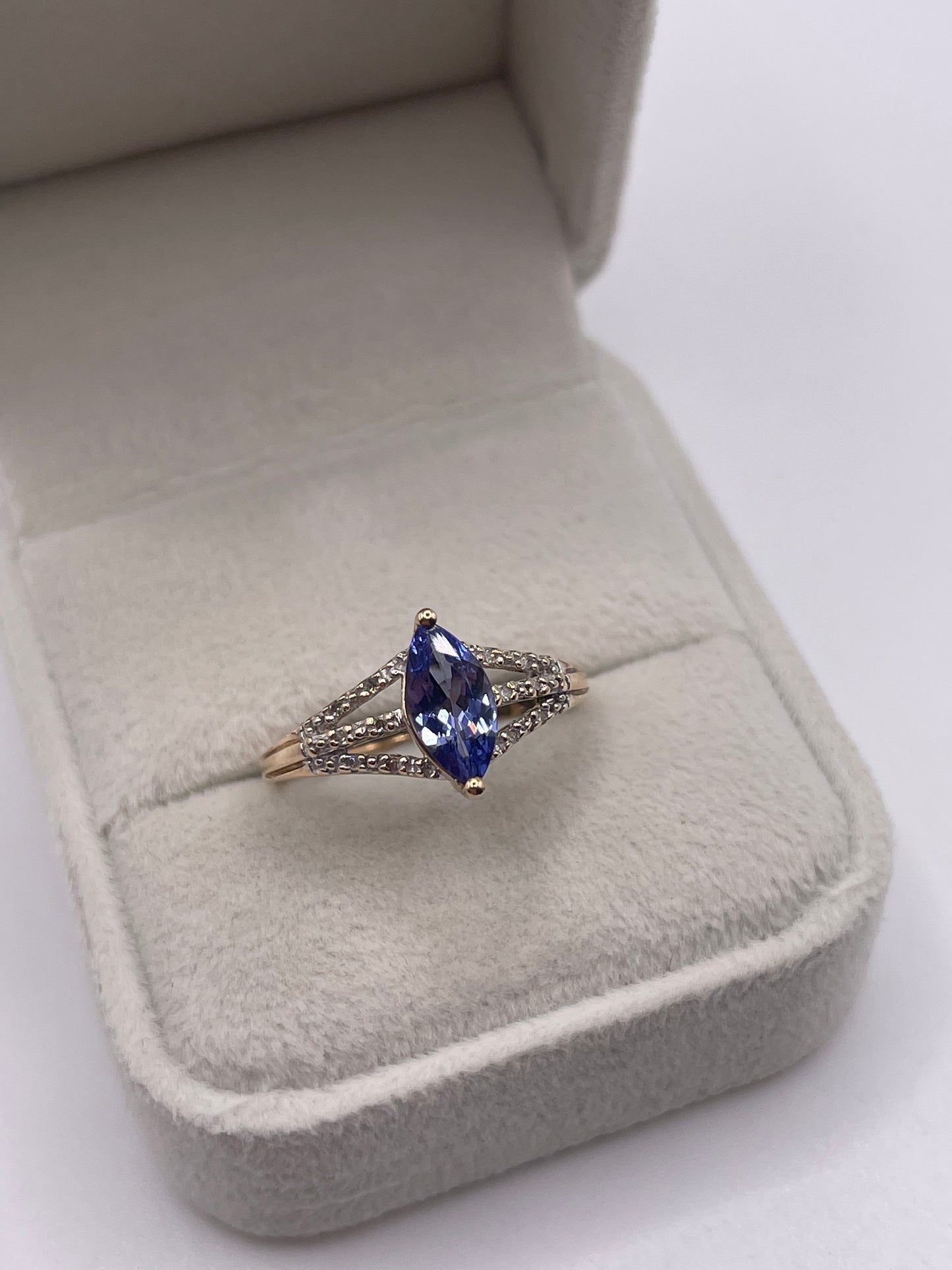 9ct gold tanzanite and diamond ring