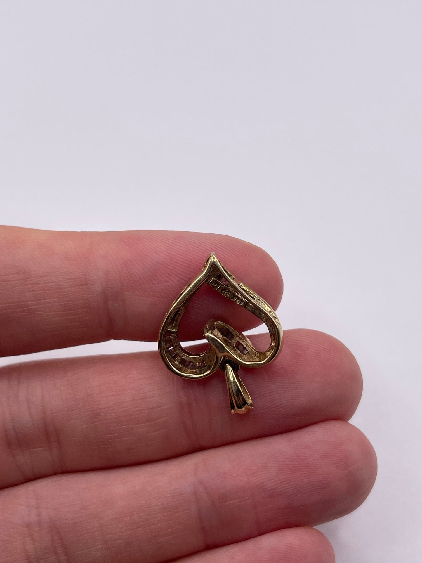 9ct gold diamond heart pendant