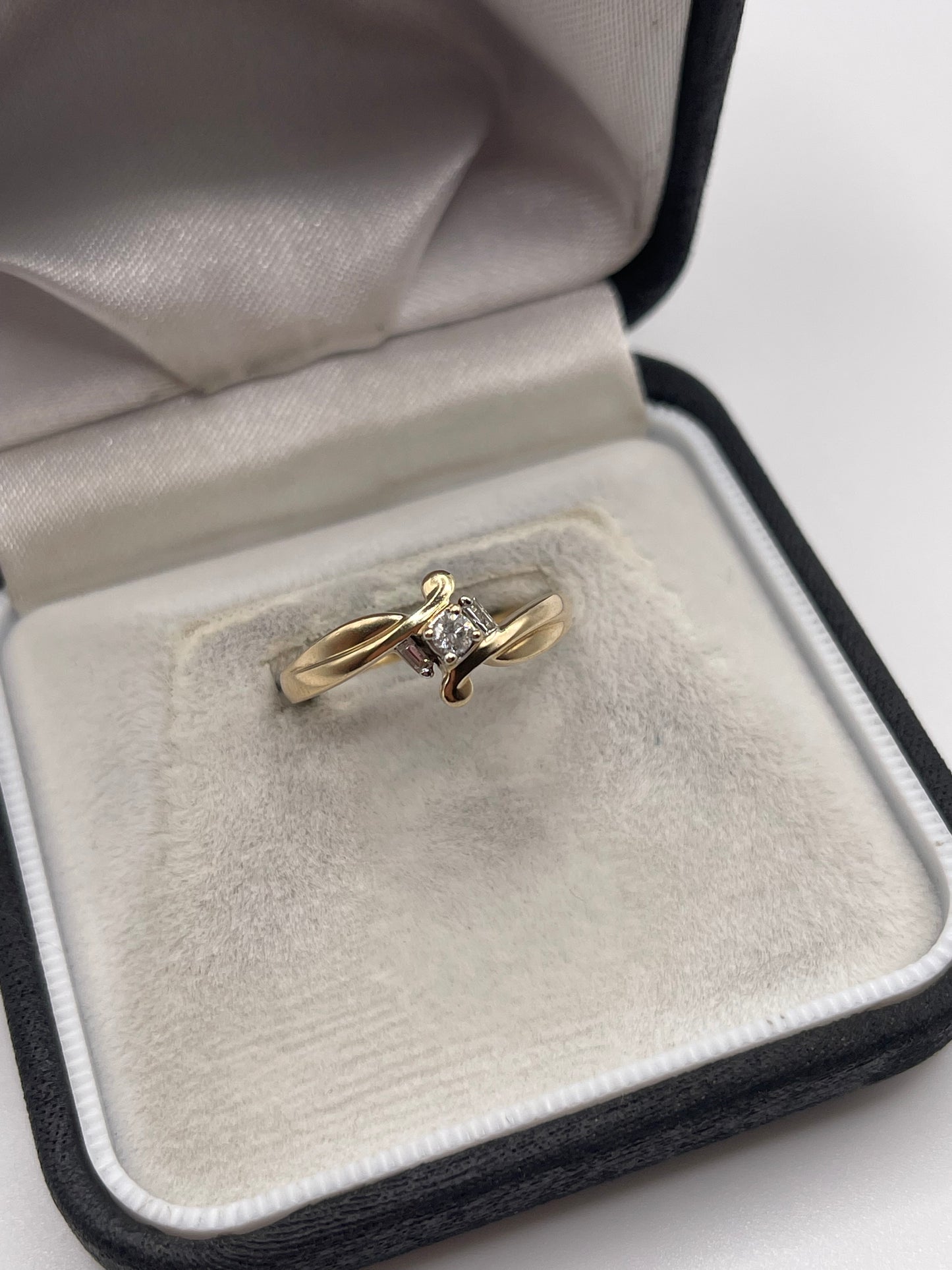 9ct gold diamond ring