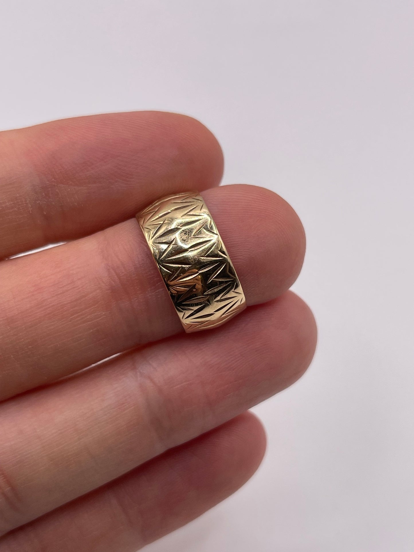 9ct gold patterned band