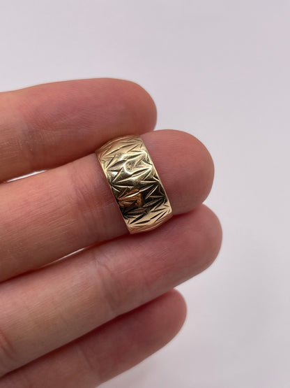 9ct gold patterned band