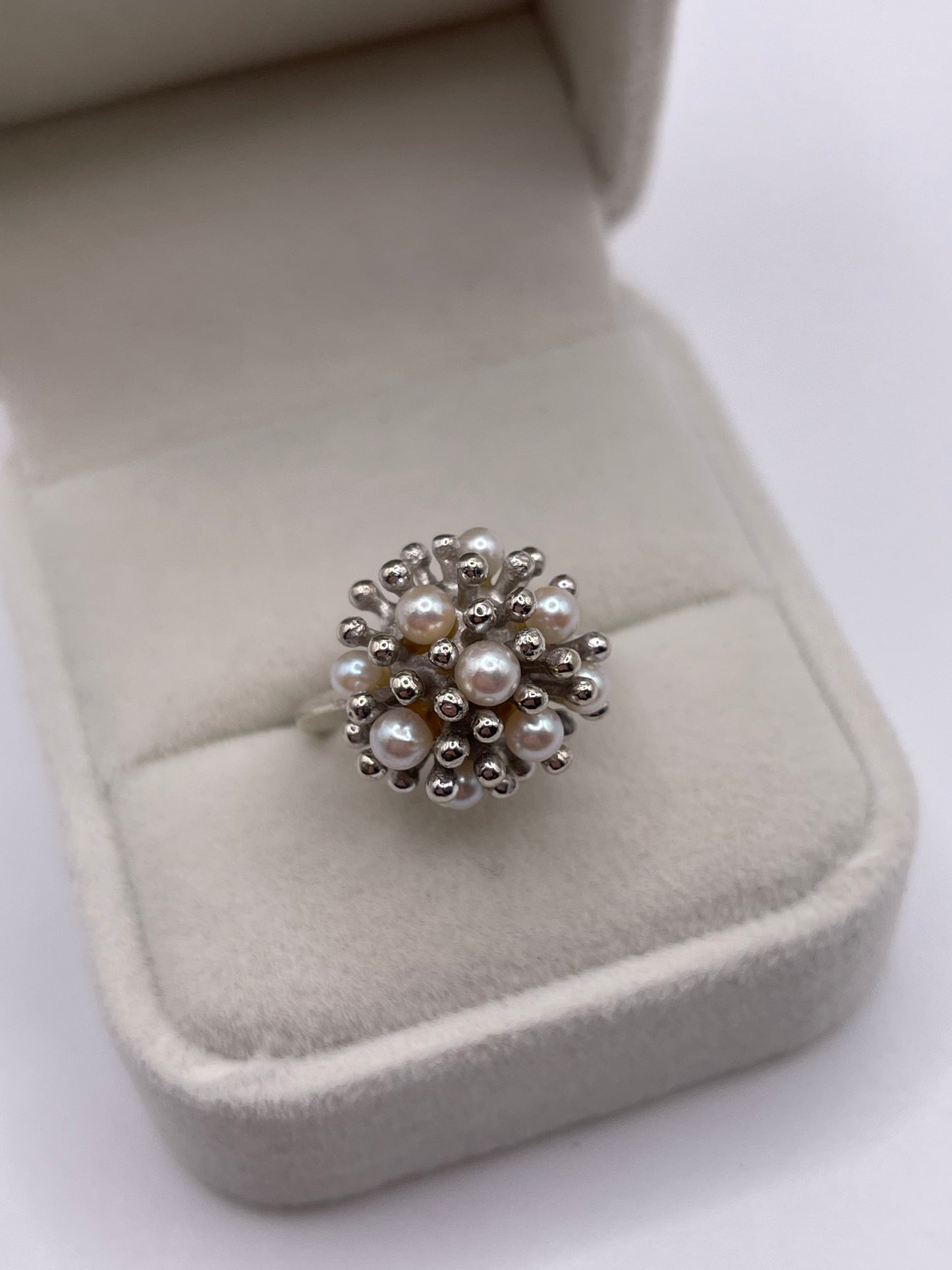 Heavy 9ct white gold pearl ring