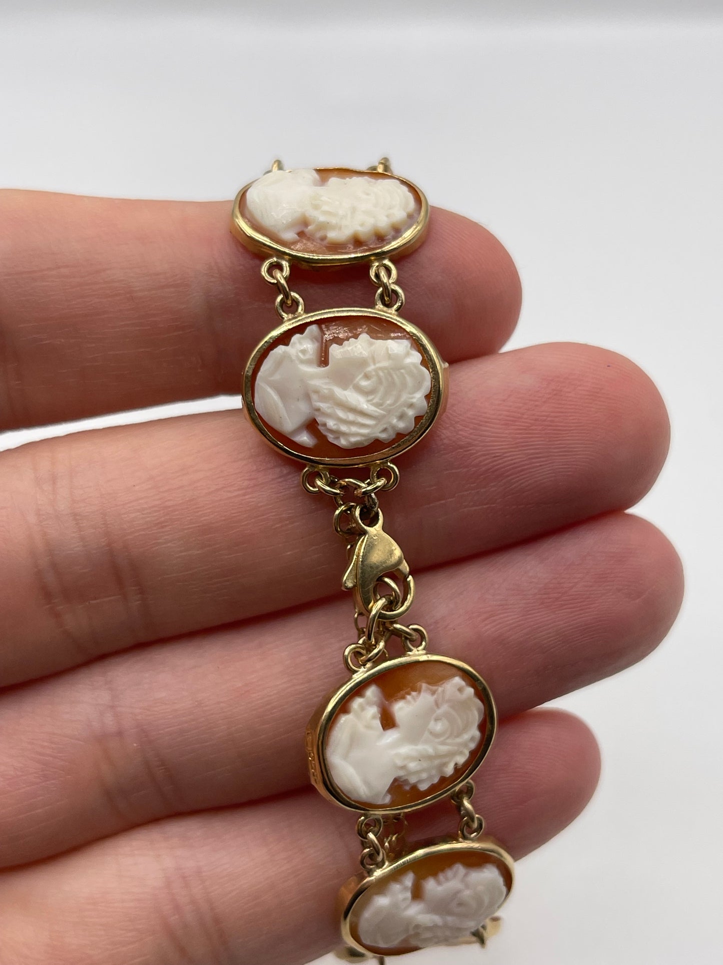 9ct gold cameo bracelet