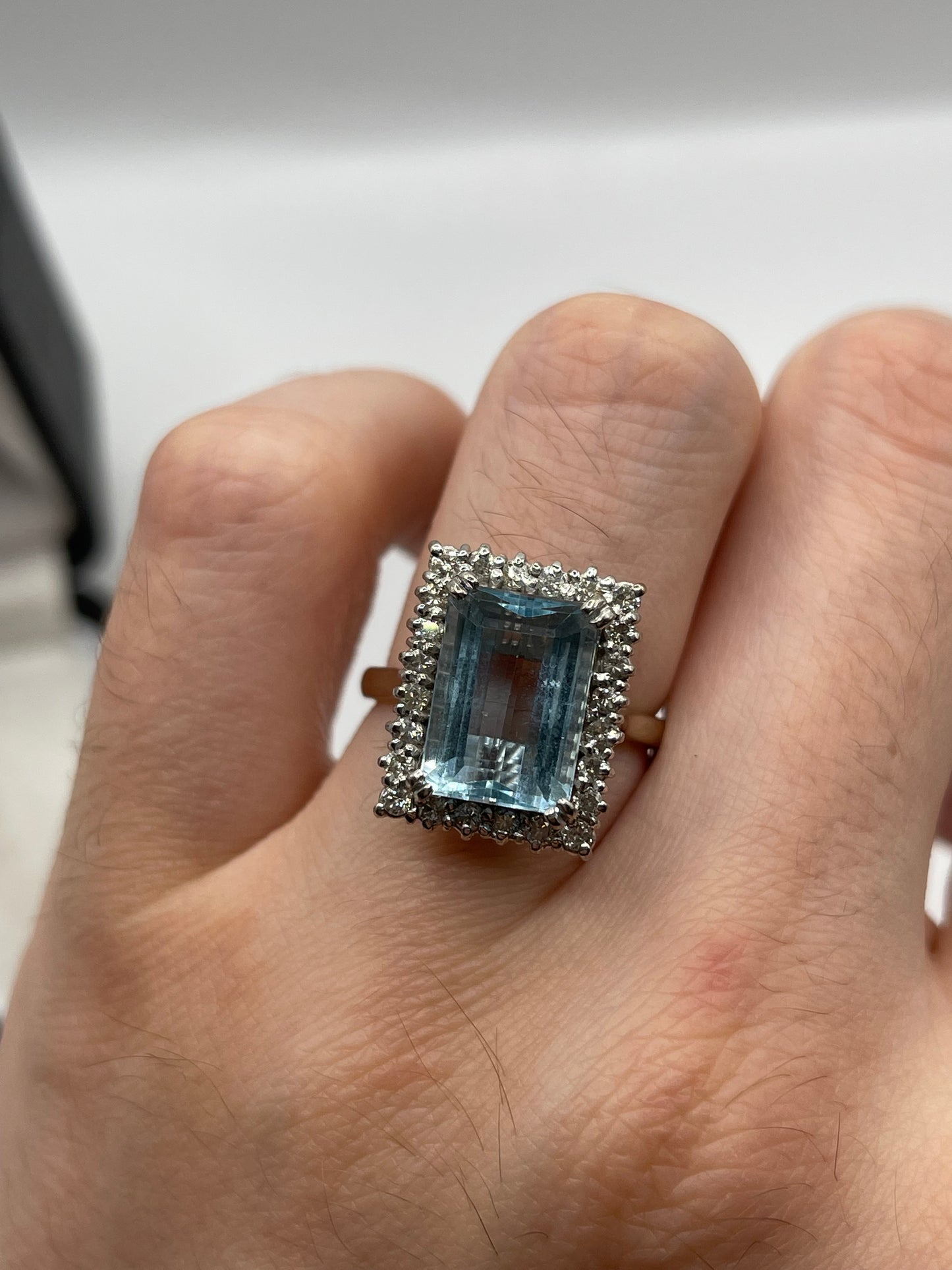 18ct white gold aquamarine and diamond ring