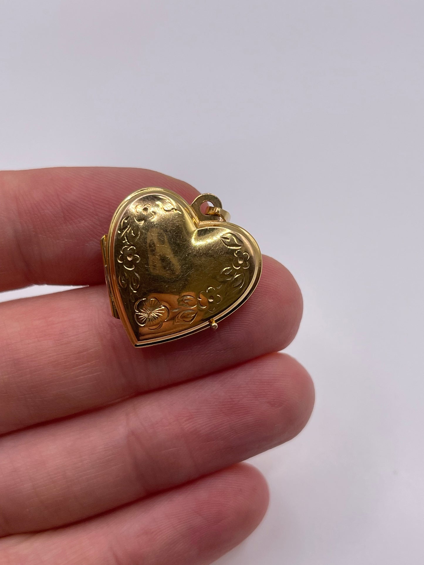 9ct gold heart locket pendant