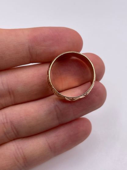 9ct gold patterned band