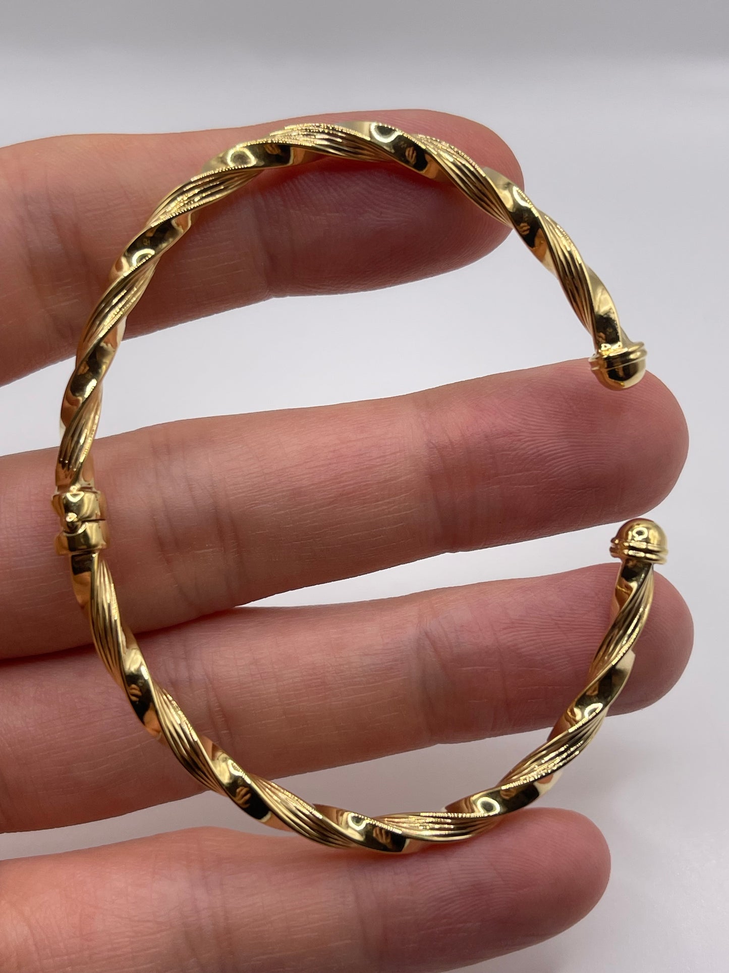 9ct gold bangle