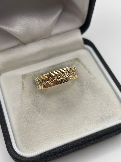 9ct gold engraved band