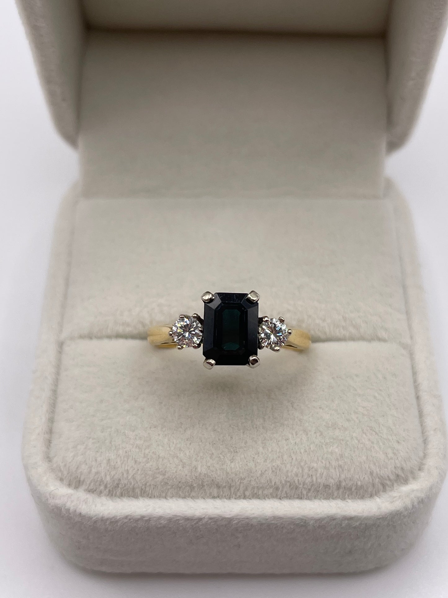 18ct gold sapphire and diamond ring