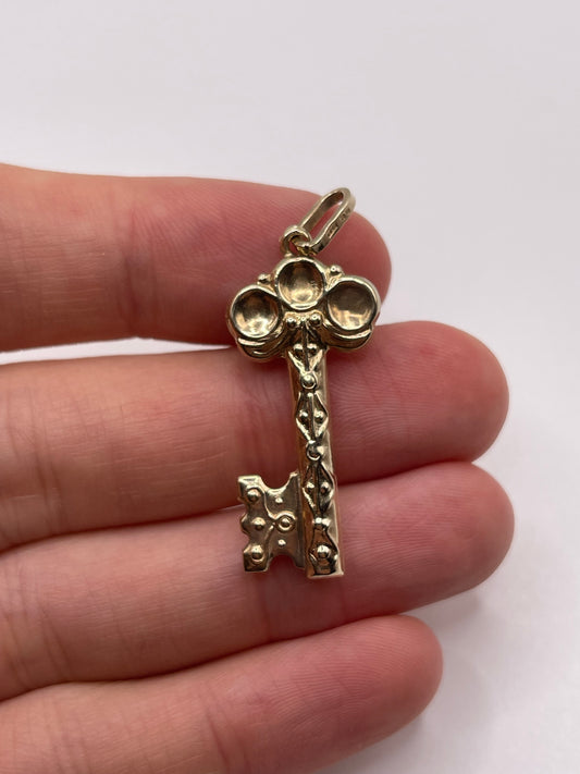 9ct gold key pendant