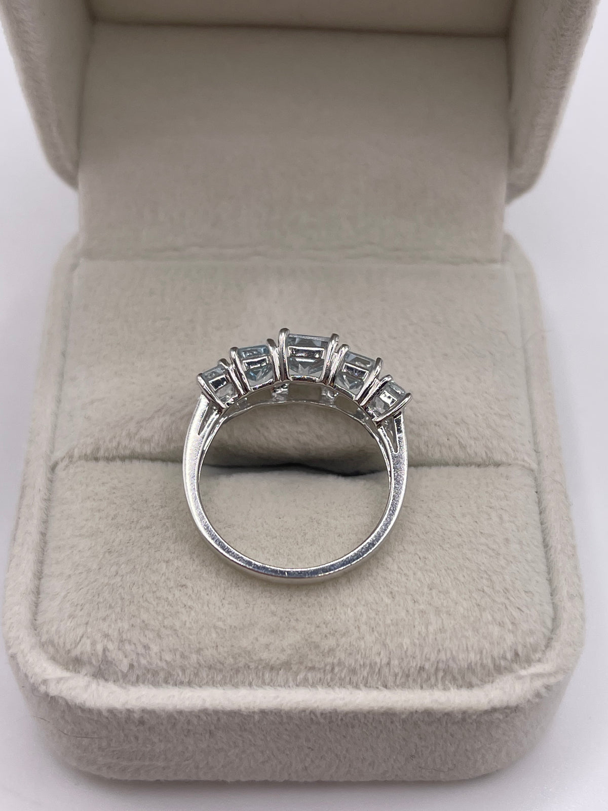 9ct white gold aquamarine ring
