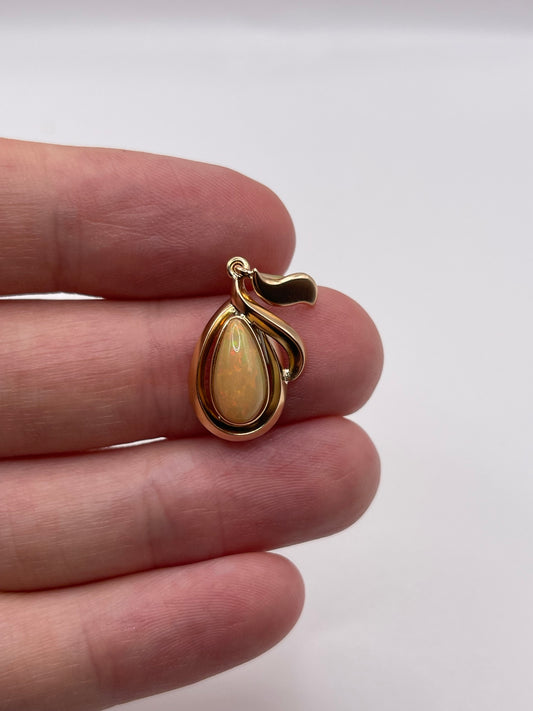 18ct rose gold opal pendant