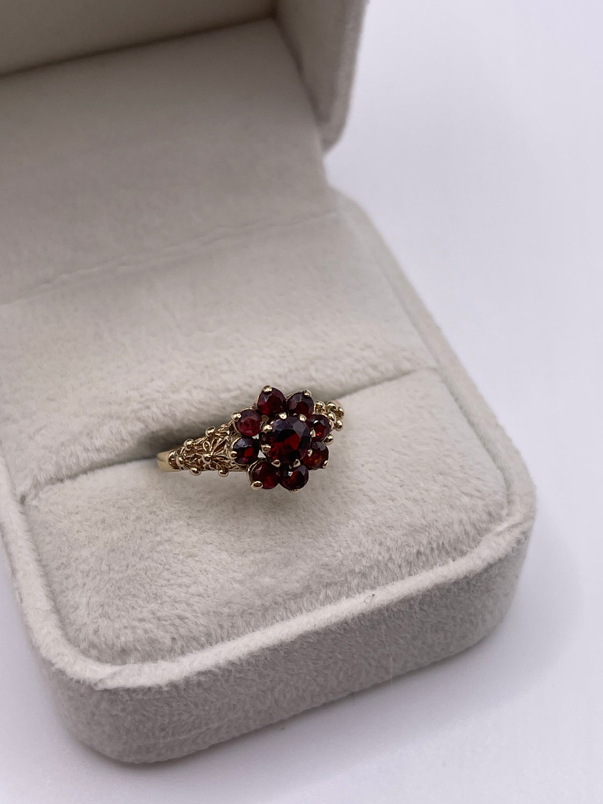 9ct gold garnet cluster ring