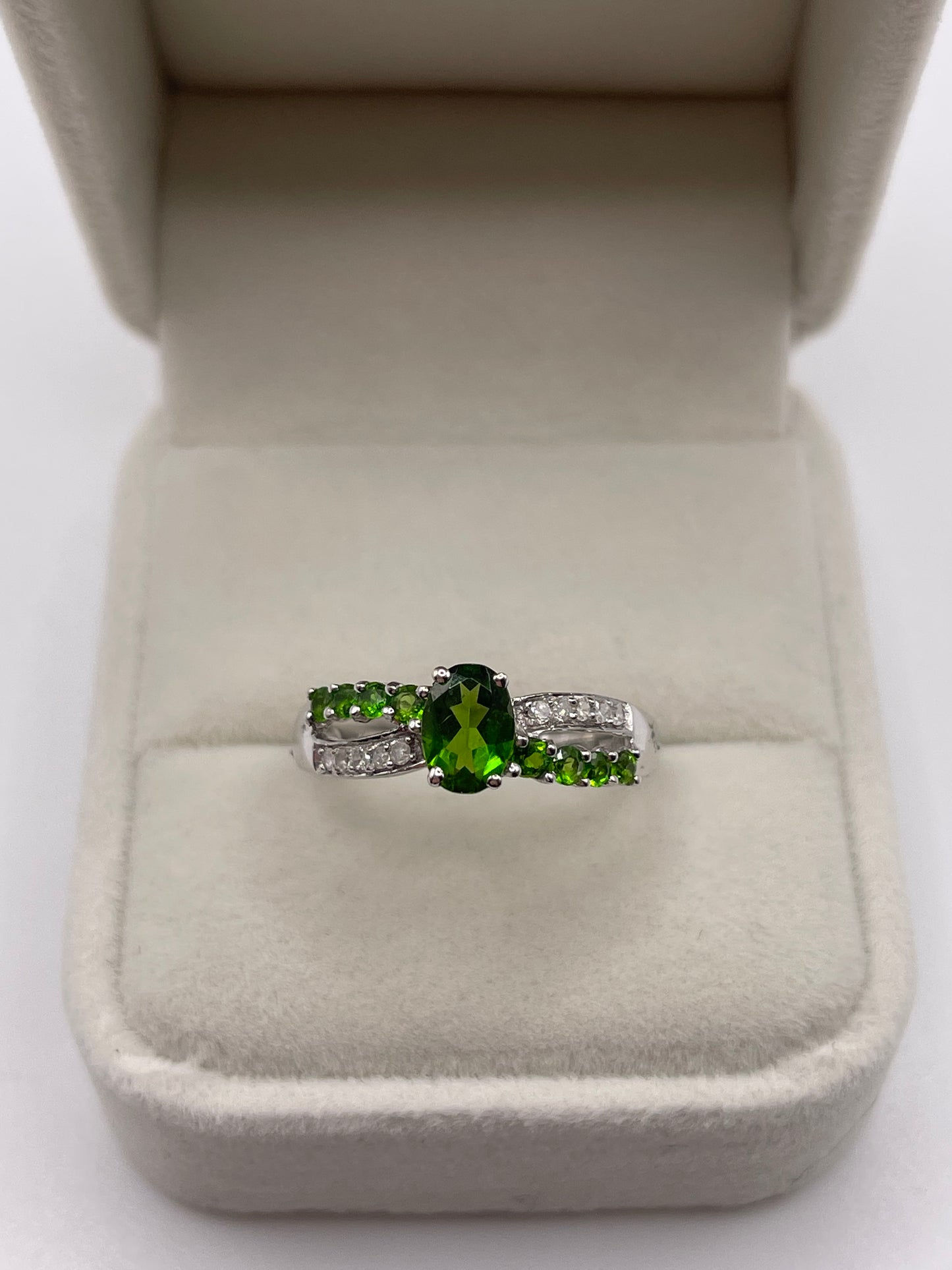 9ct white gold diopside and diamond ring