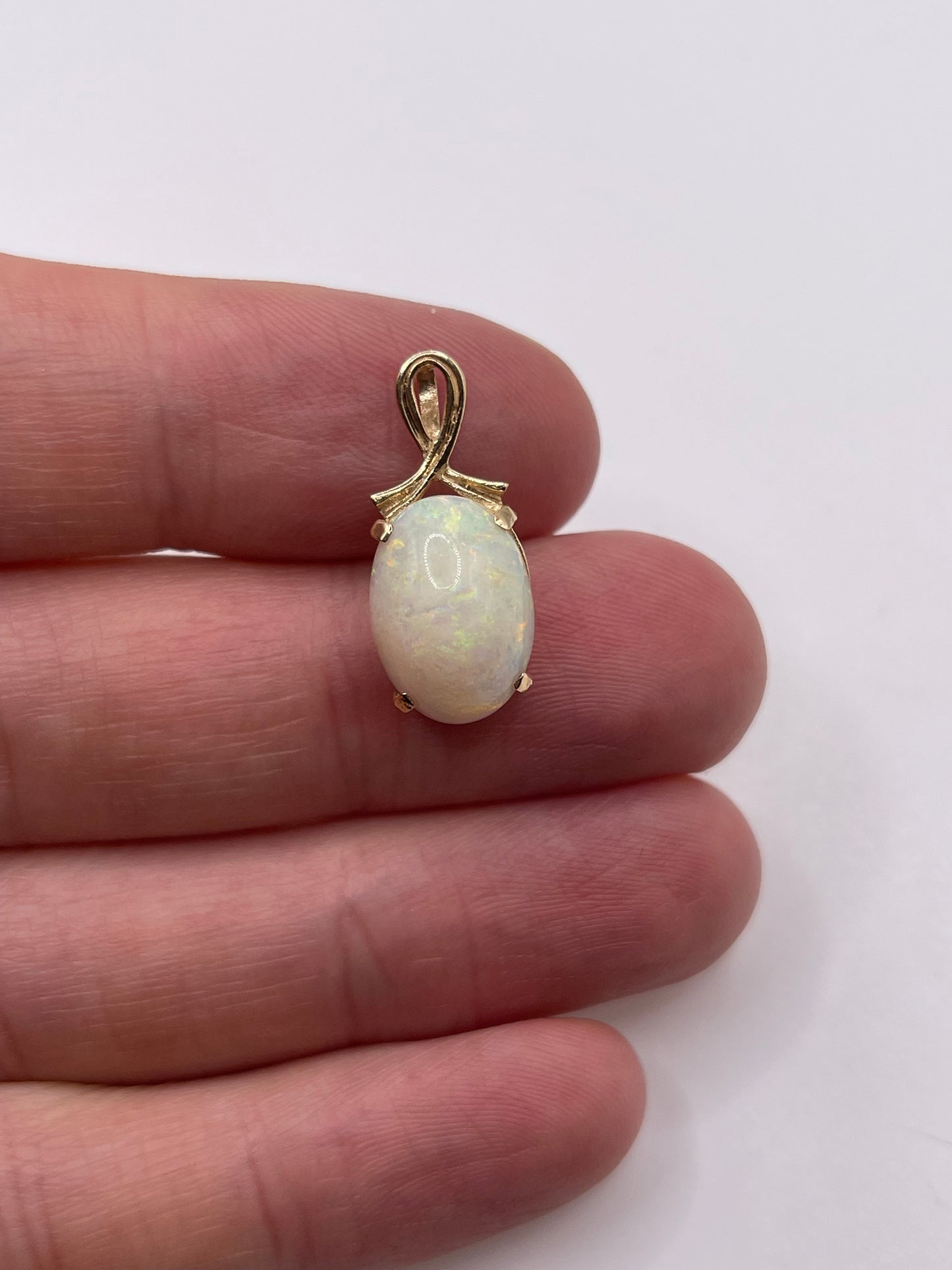 9ct gold opal pendant