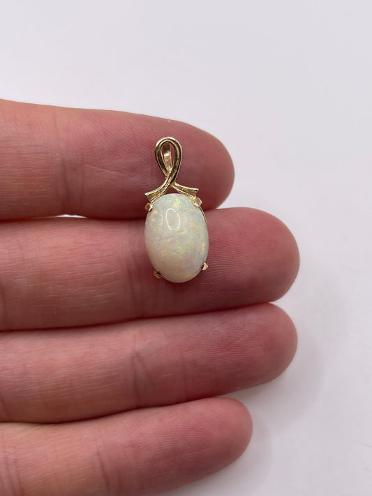 9ct gold opal pendant