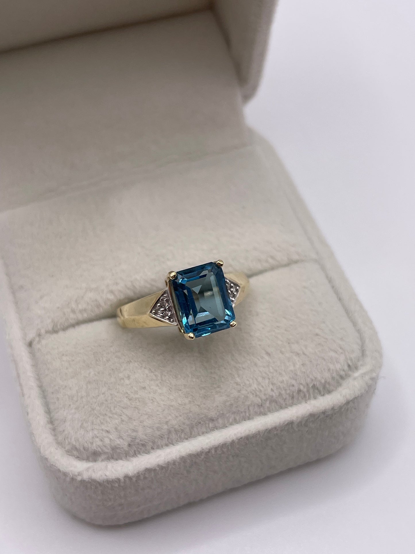 9ct gold topaz and diamond ring