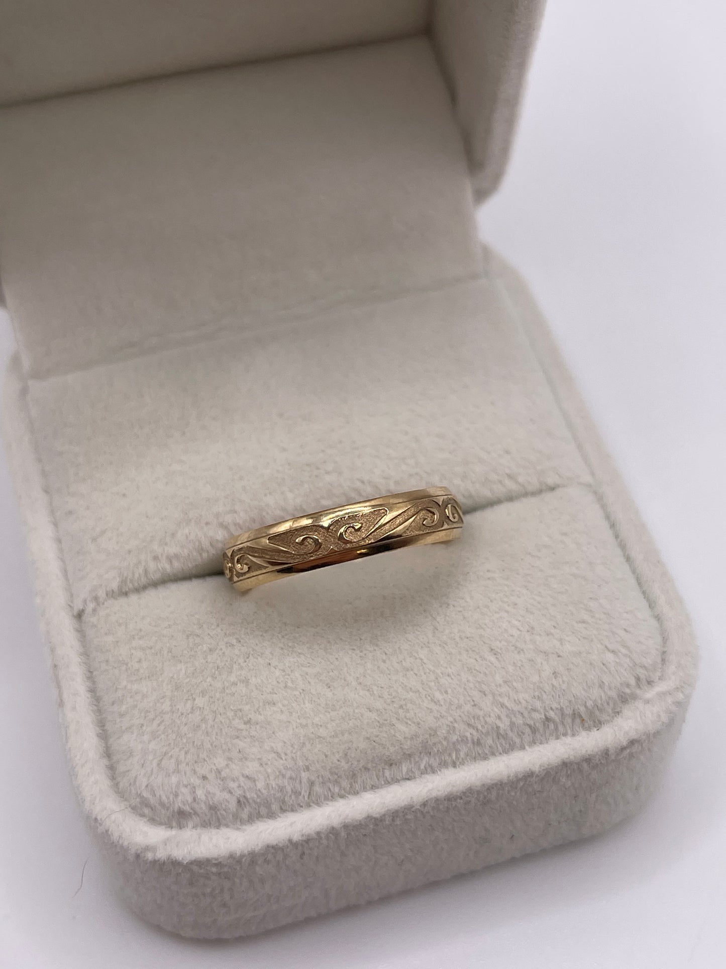 9ct gold patterned band