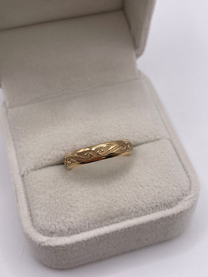 9ct gold patterned band