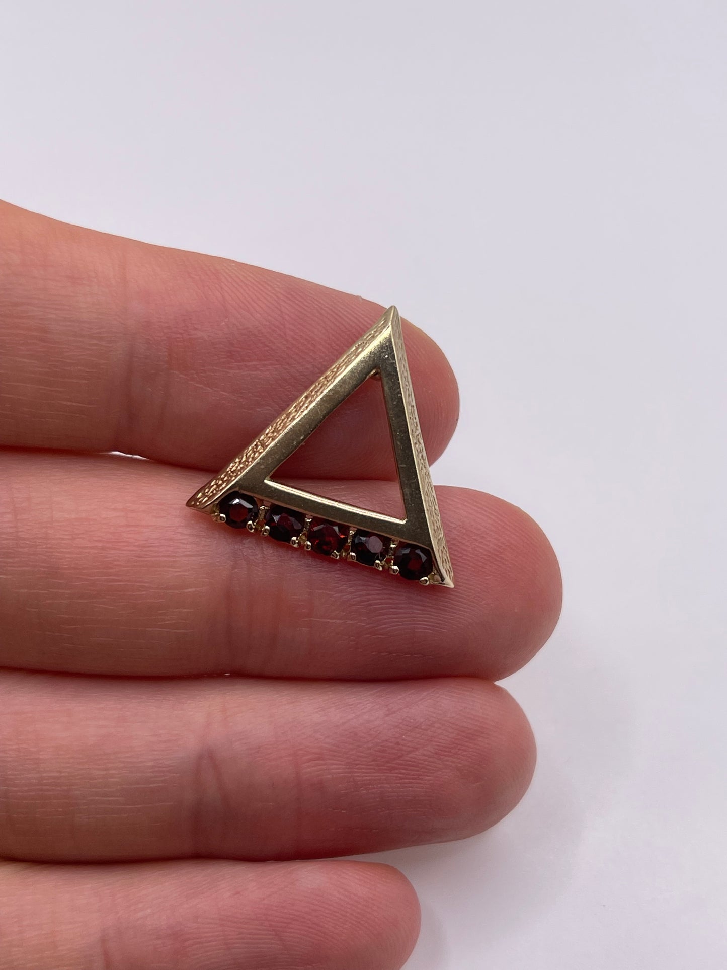 9ct gold garnet pendant