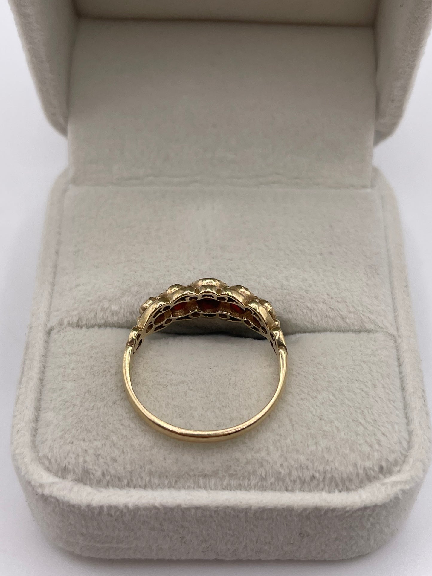 9ct gold garnet ring
