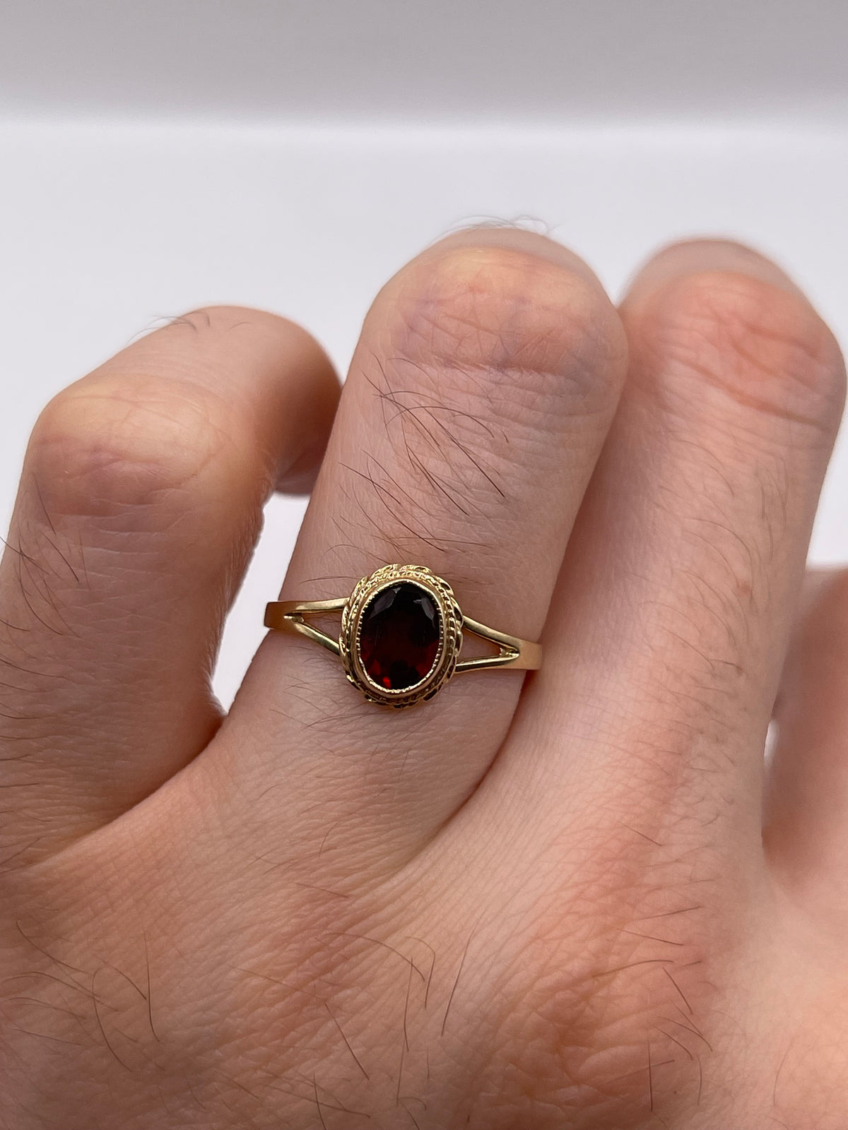 9ct gold garnet ring