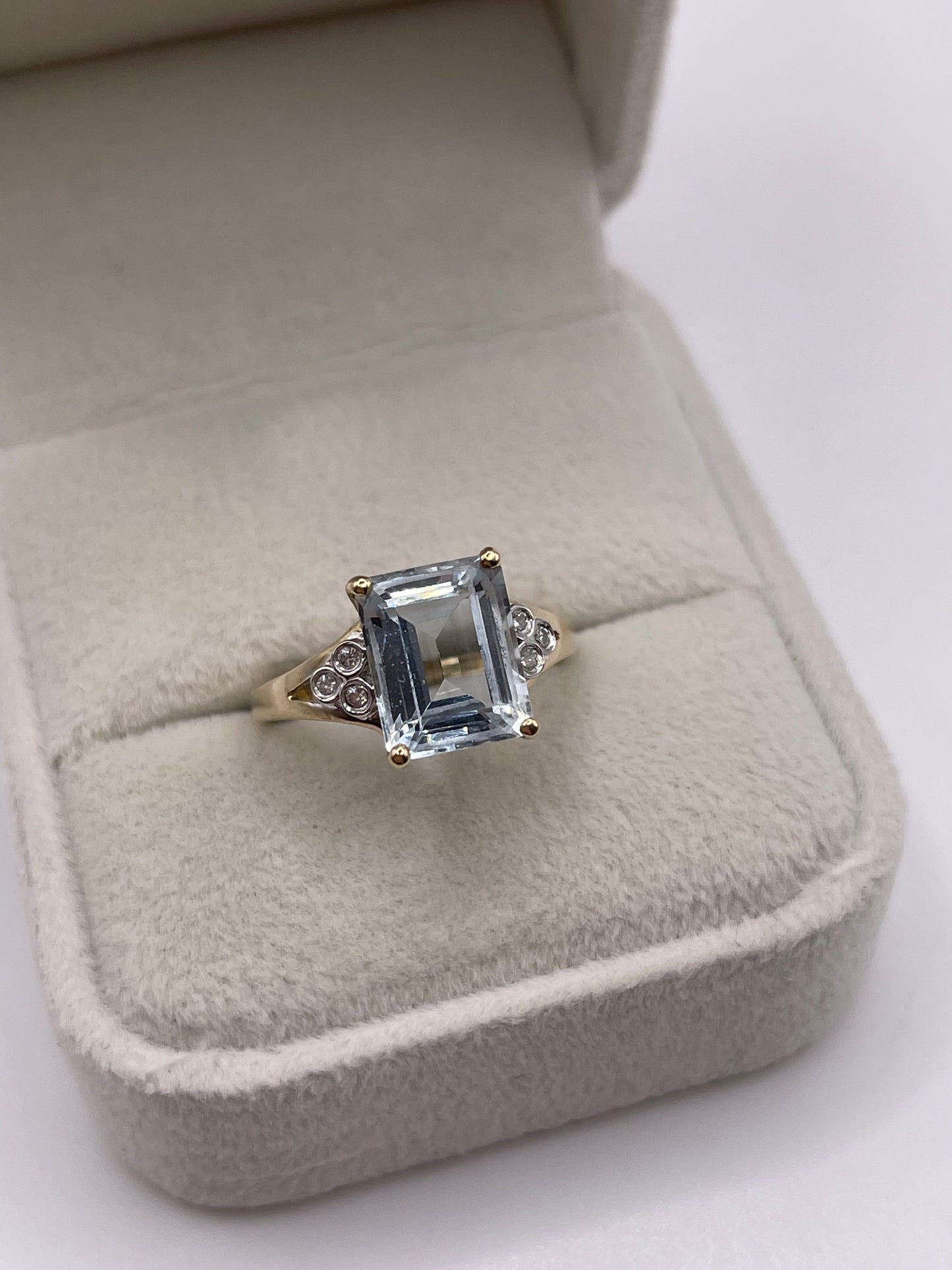 9ct gold aquamarine and diamond ring