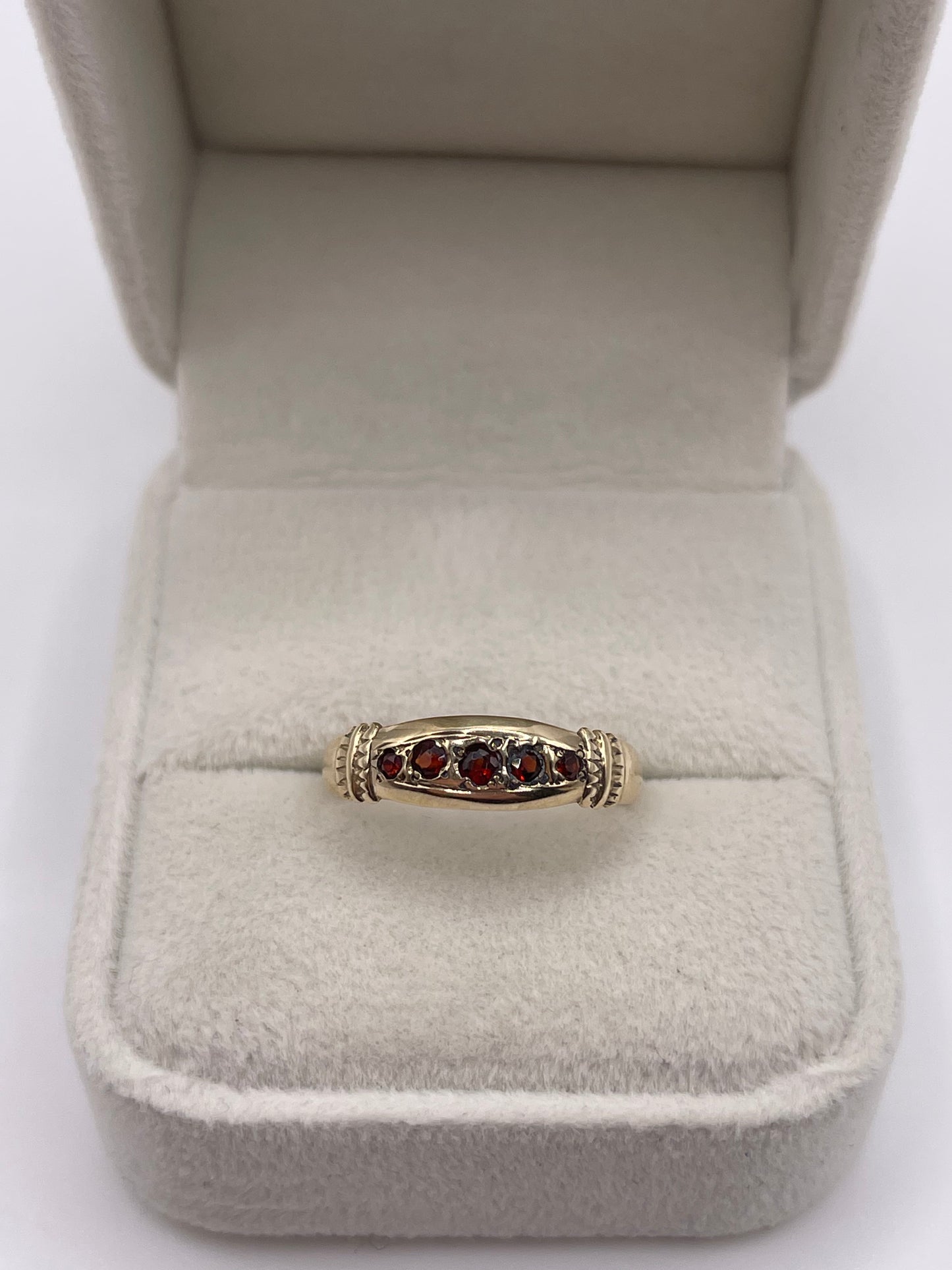 9ct gold garnet ring