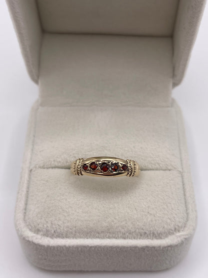 9ct gold garnet ring