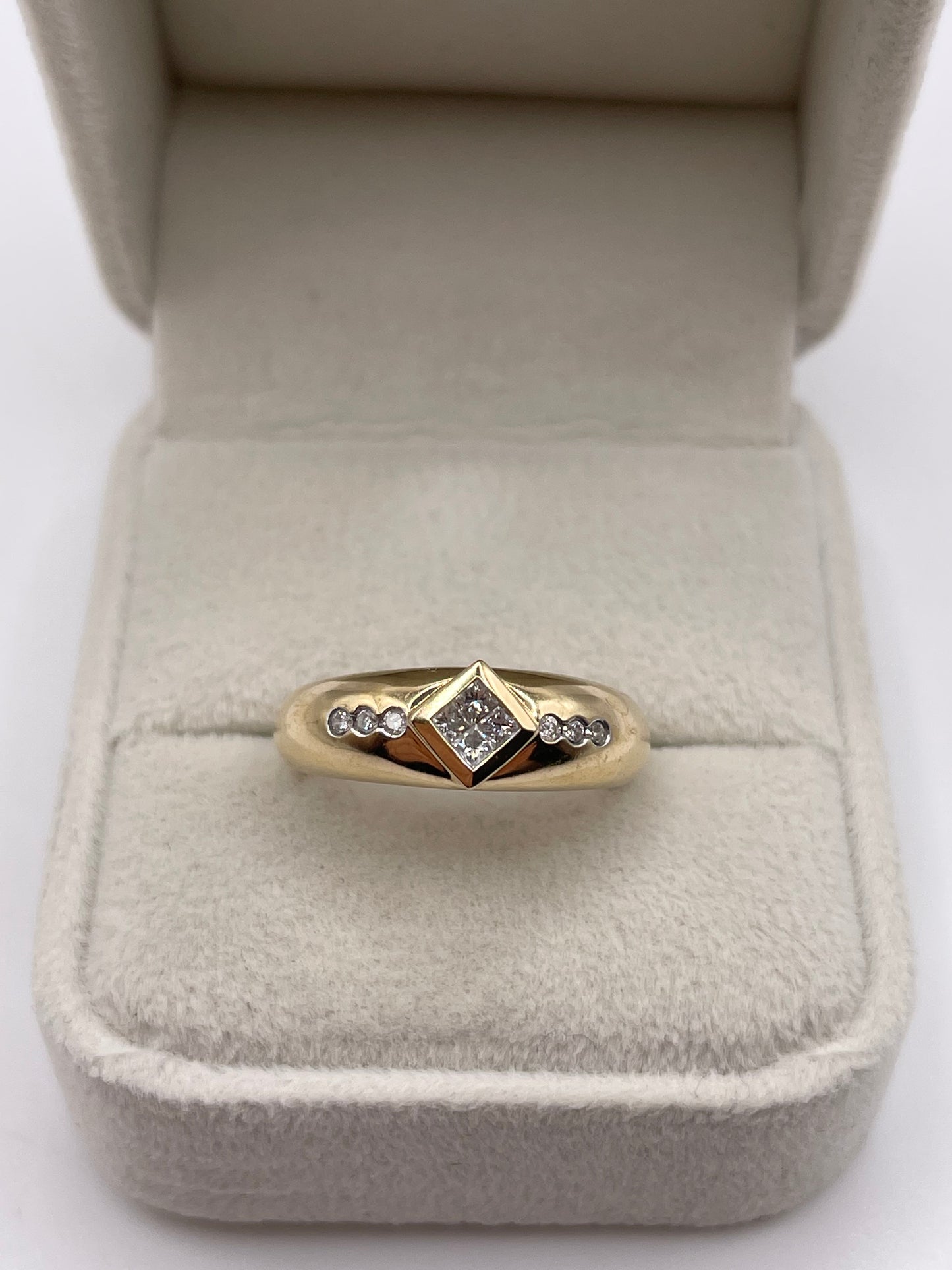 9ct gold diamond cluster ring