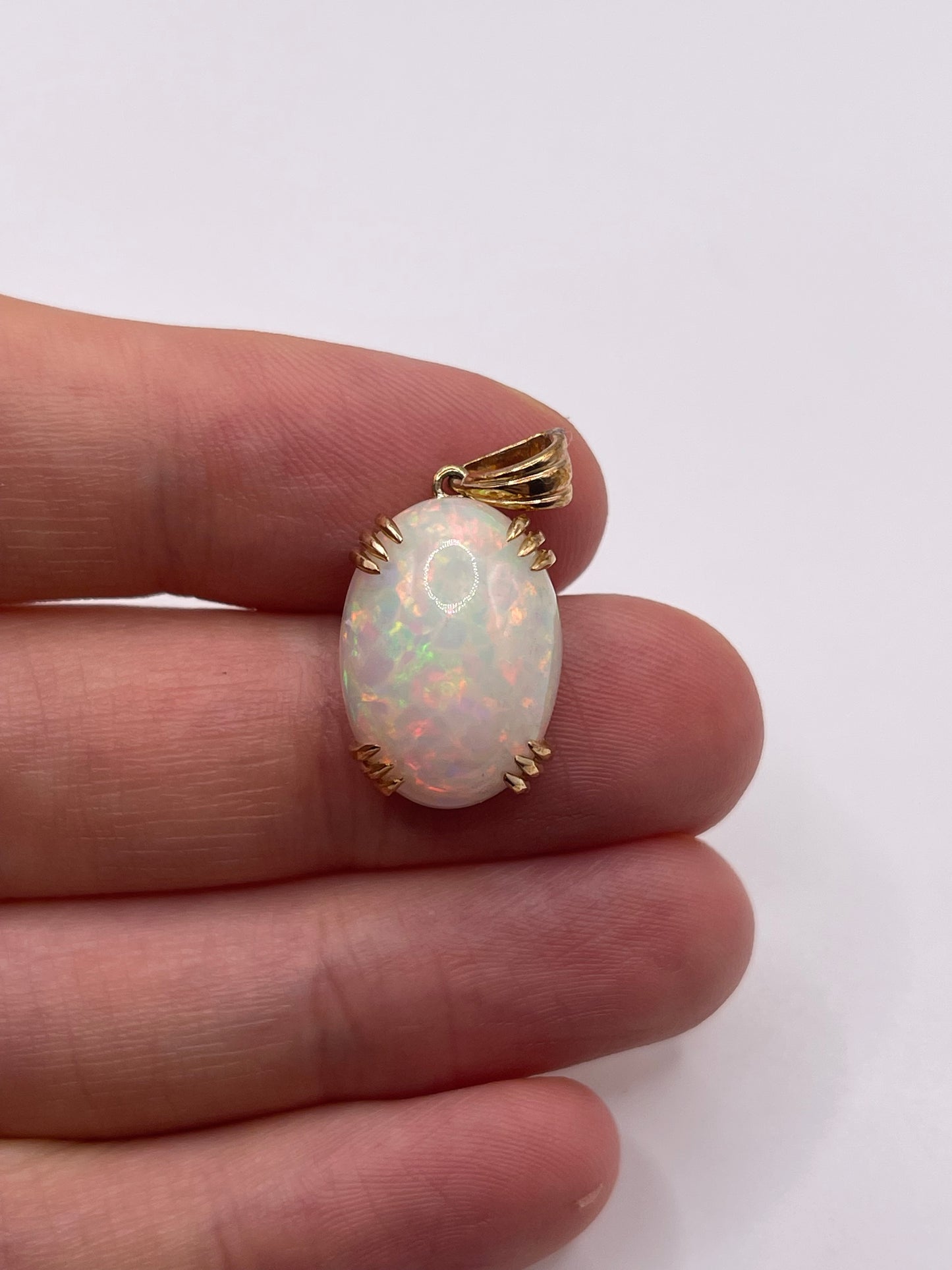 9ct gold opal pendant