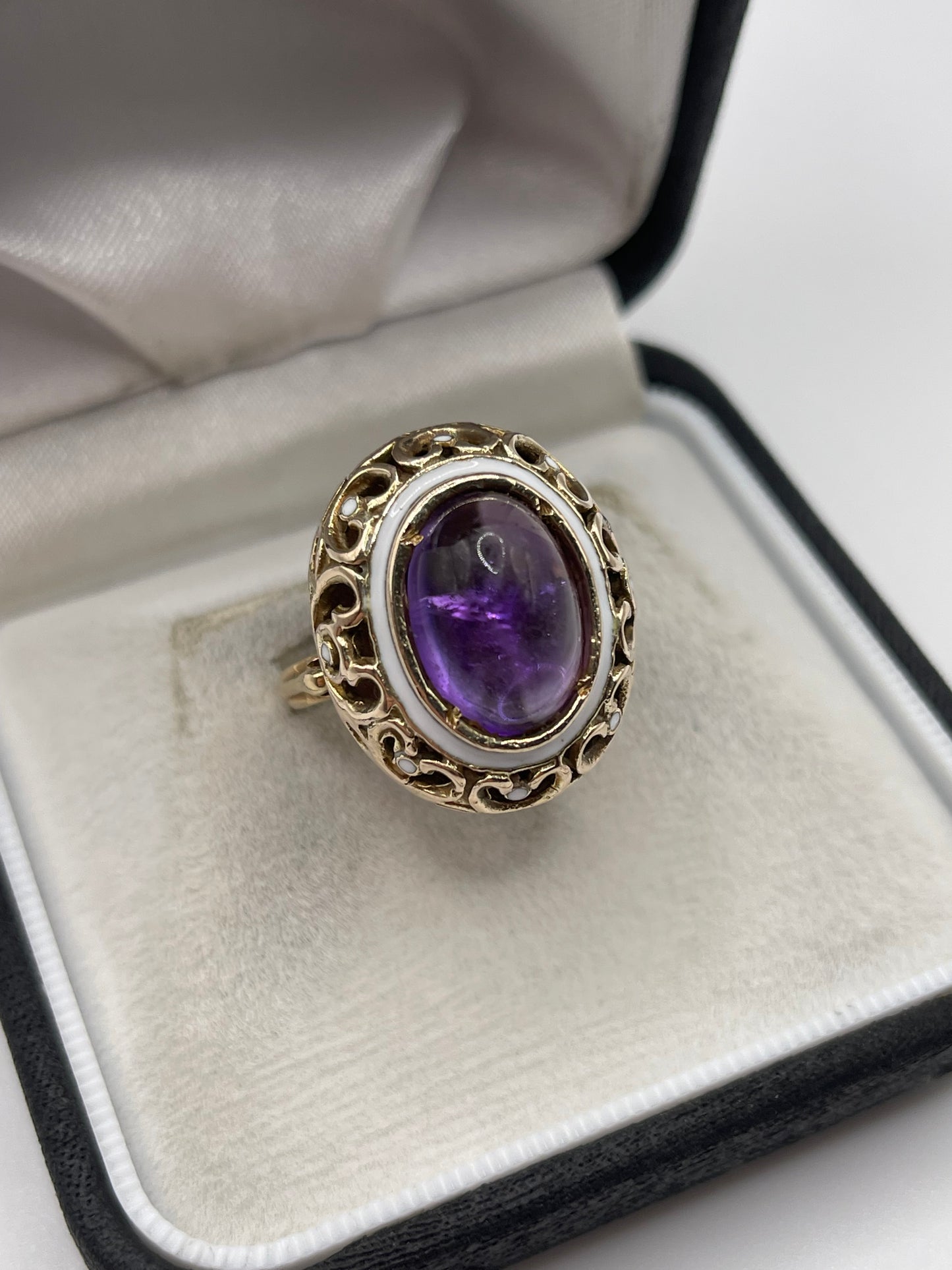 Heavy 9ct gold cabochon amethyst and enamel ring