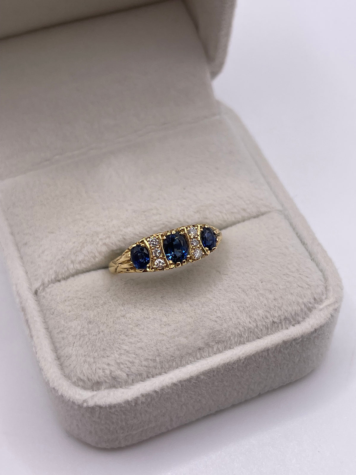18ct gold sapphire and diamond ring