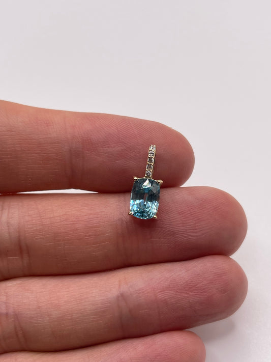 9ct gold blue zircon pendant