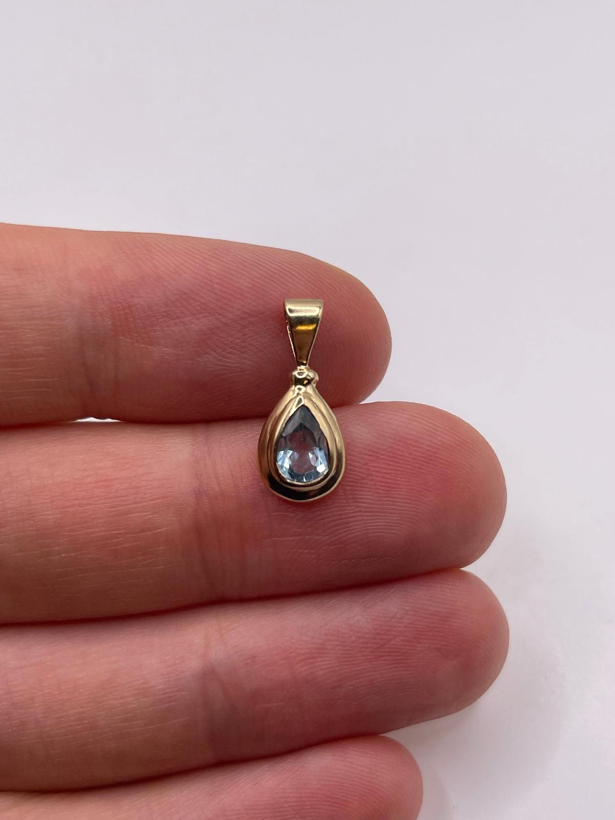 9ct gold blue topaz pendant