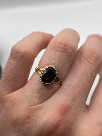 9ct gold garnet ring