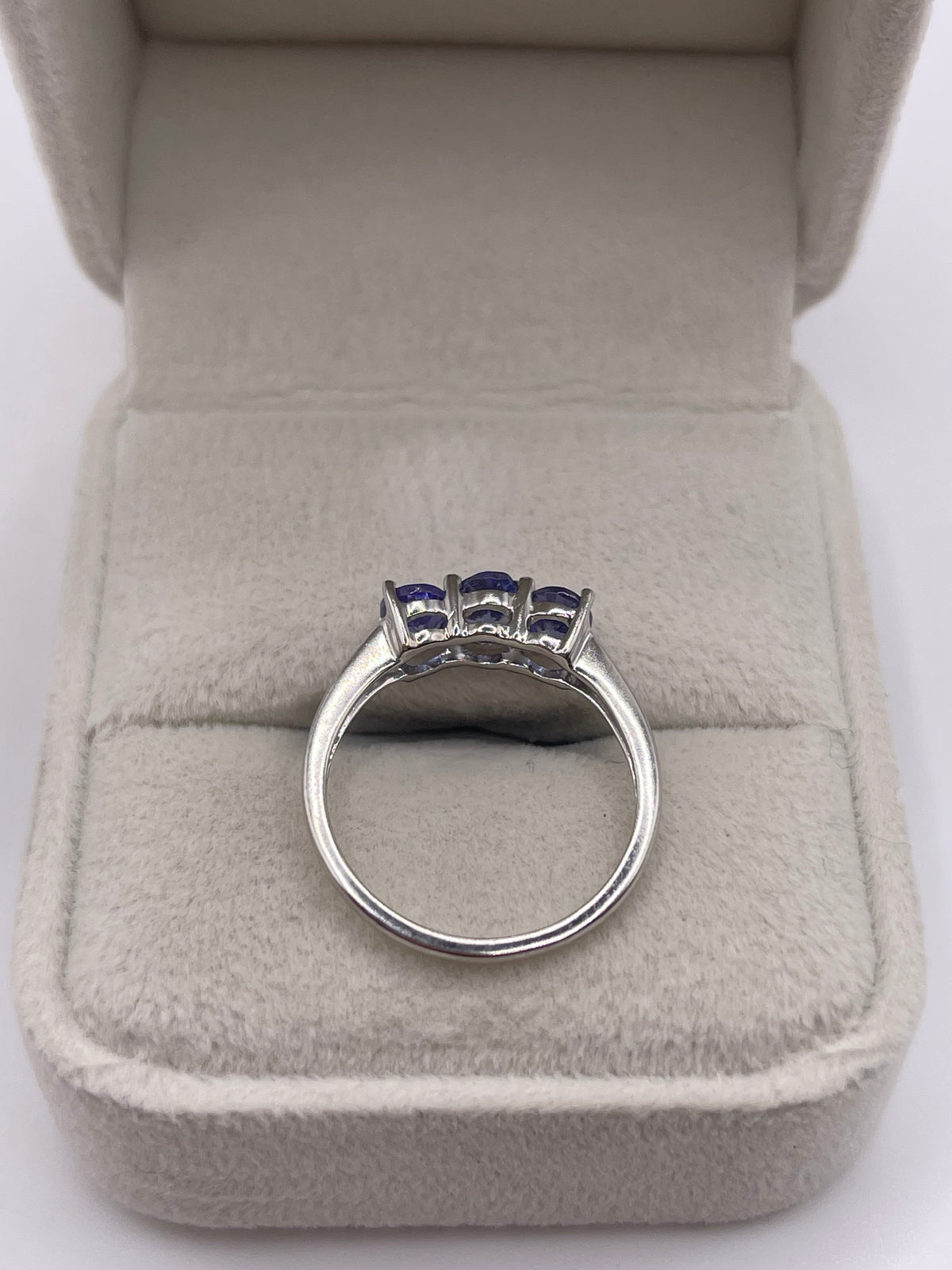 9ct white gold tanzanite ring