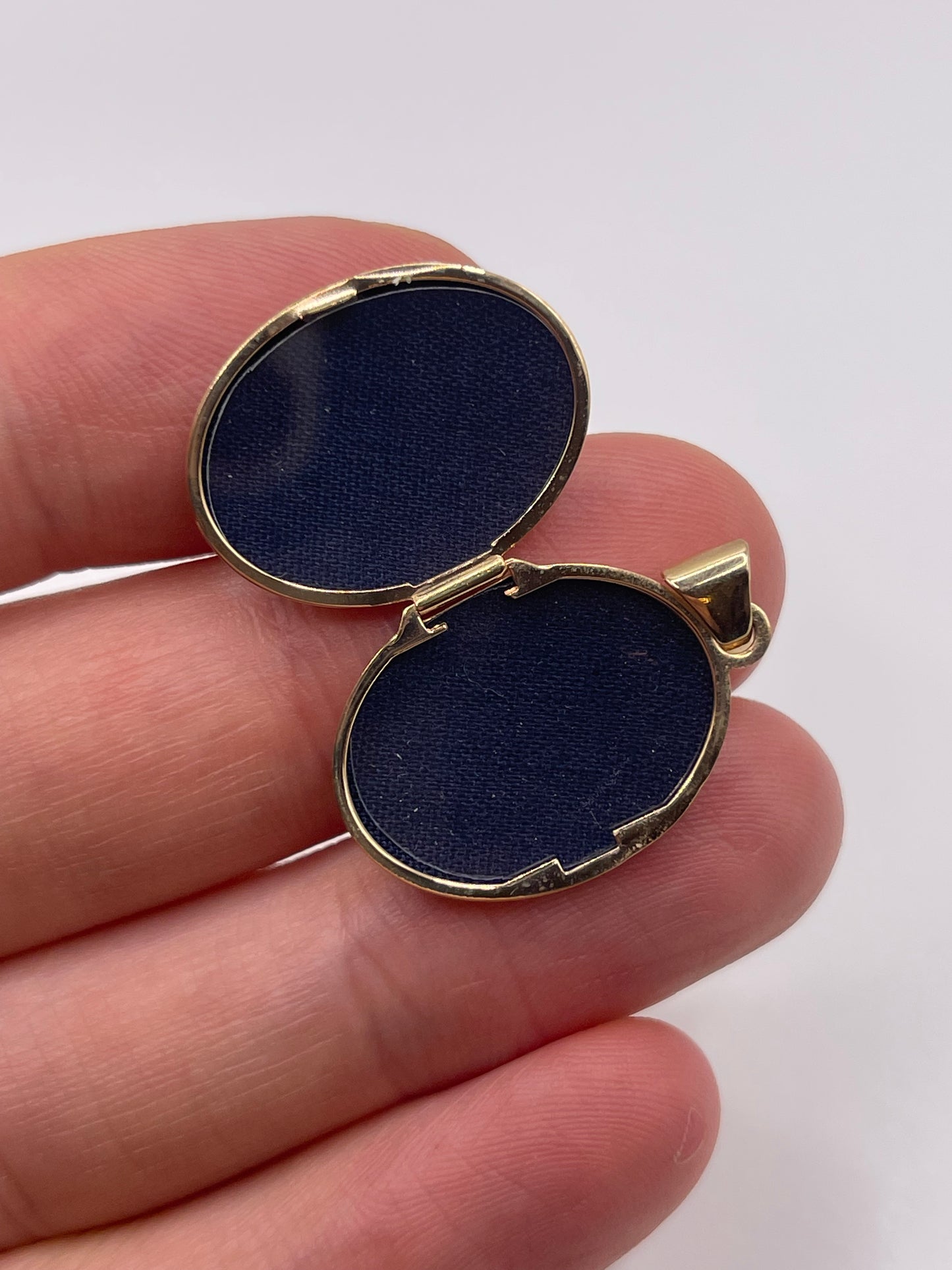 9ct gold clover locket pendant
