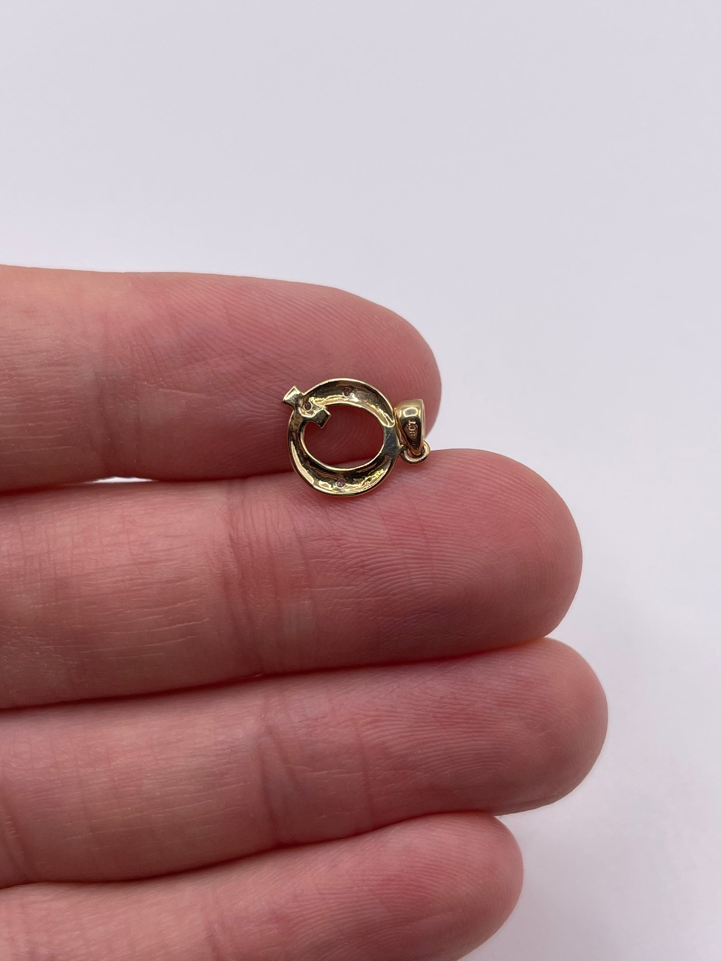 9ct gold diamond initial Q pendant