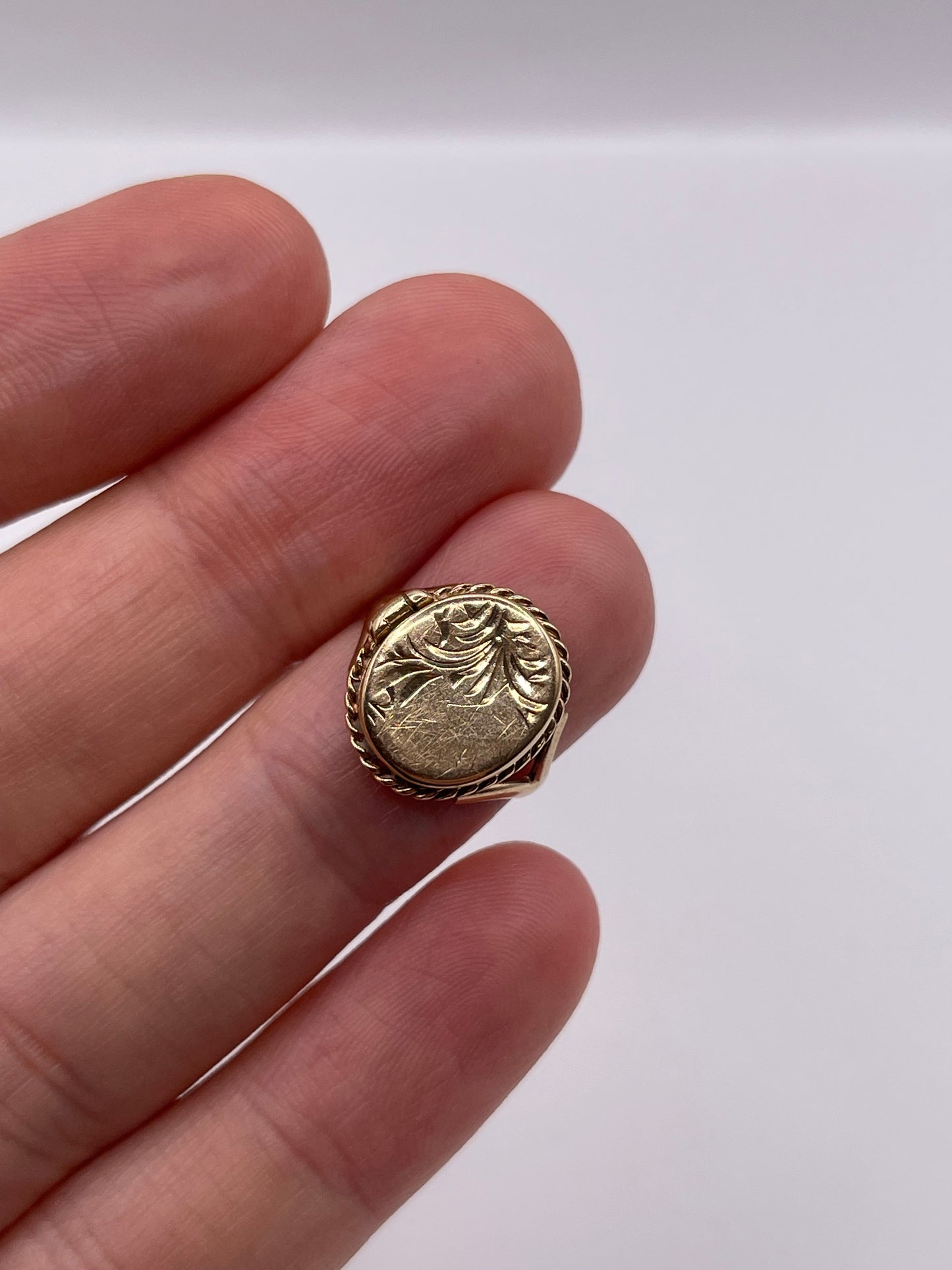 9ct gold locket ring