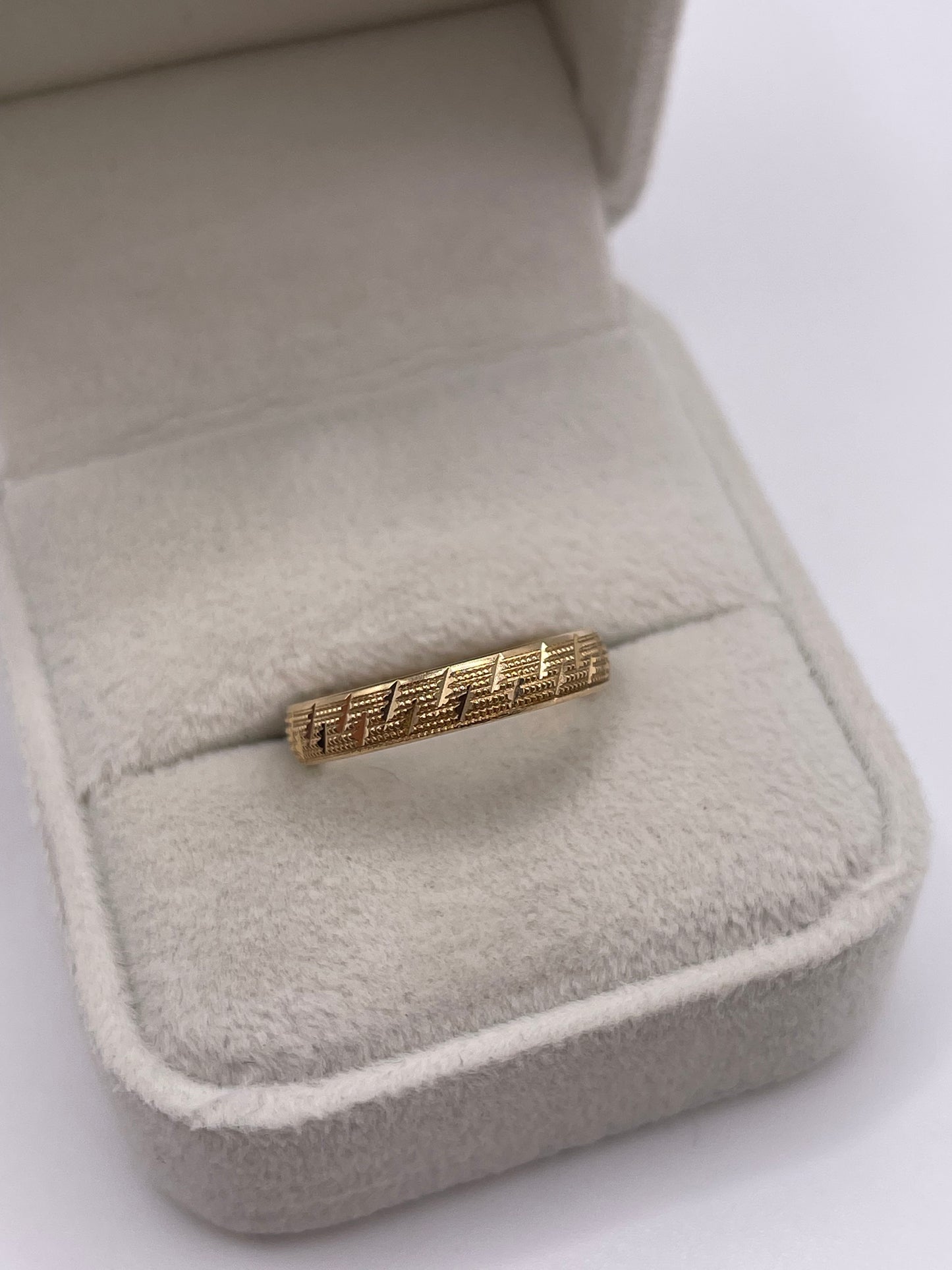 9ct gold patterned band