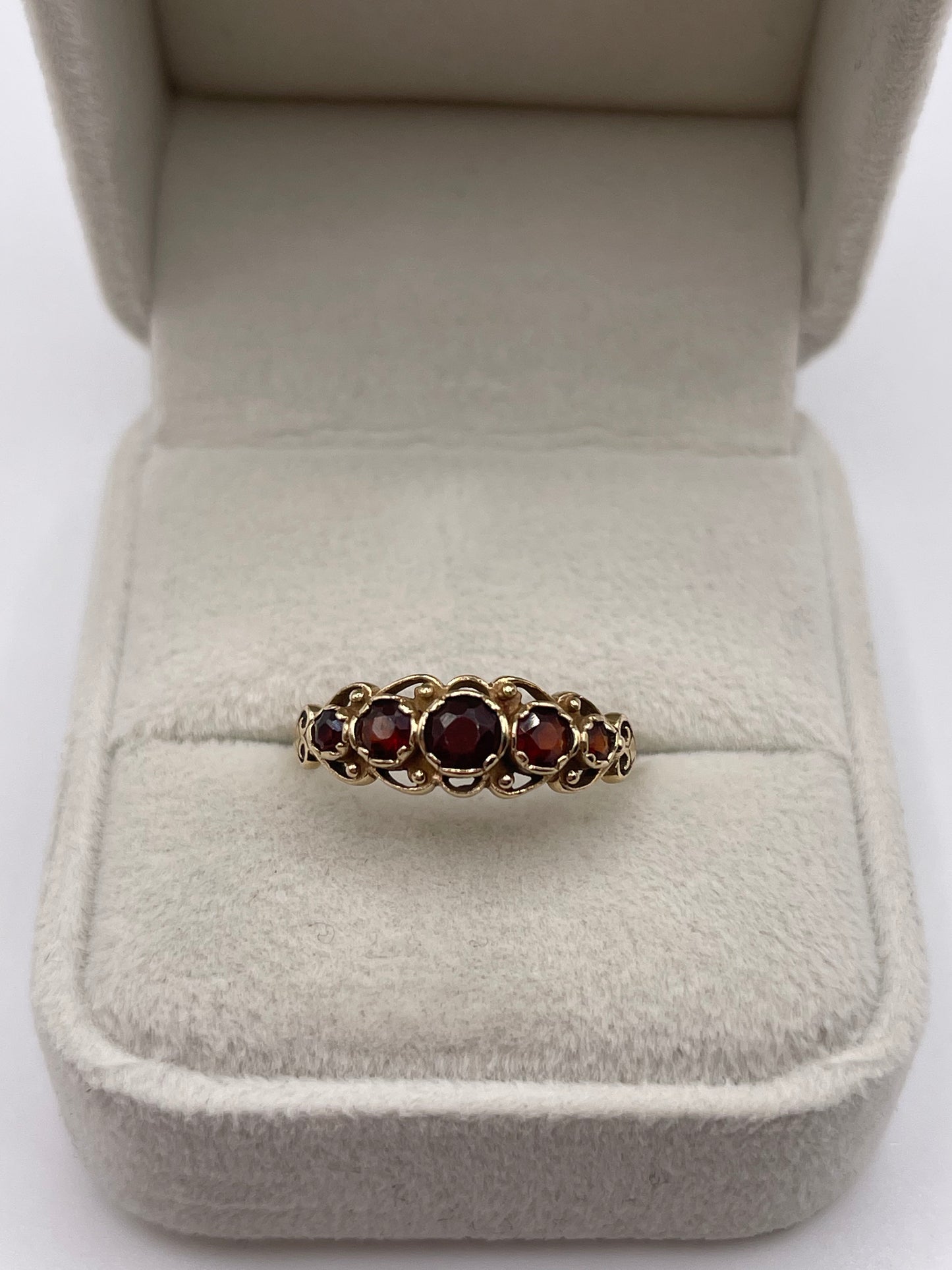 9ct gold garnet ring