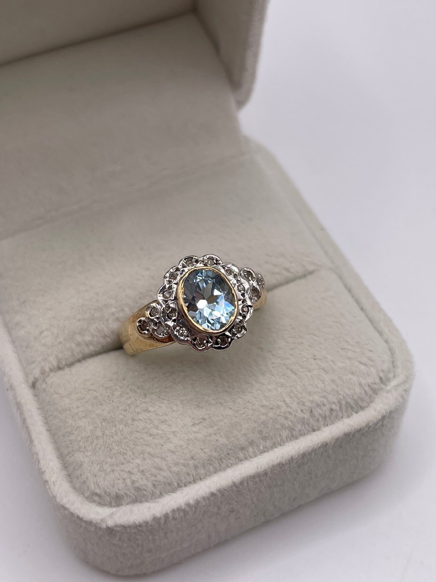 9ct gold aquamarine and diamond ring