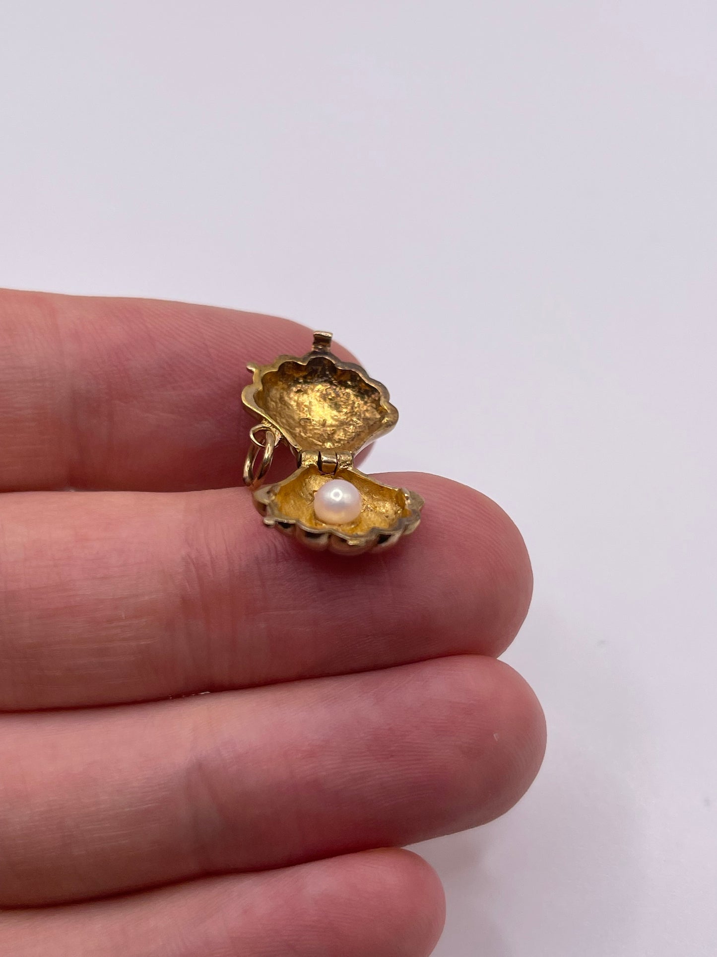 9ct gold pearl clam charm
