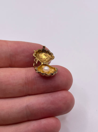 9ct gold pearl clam charm